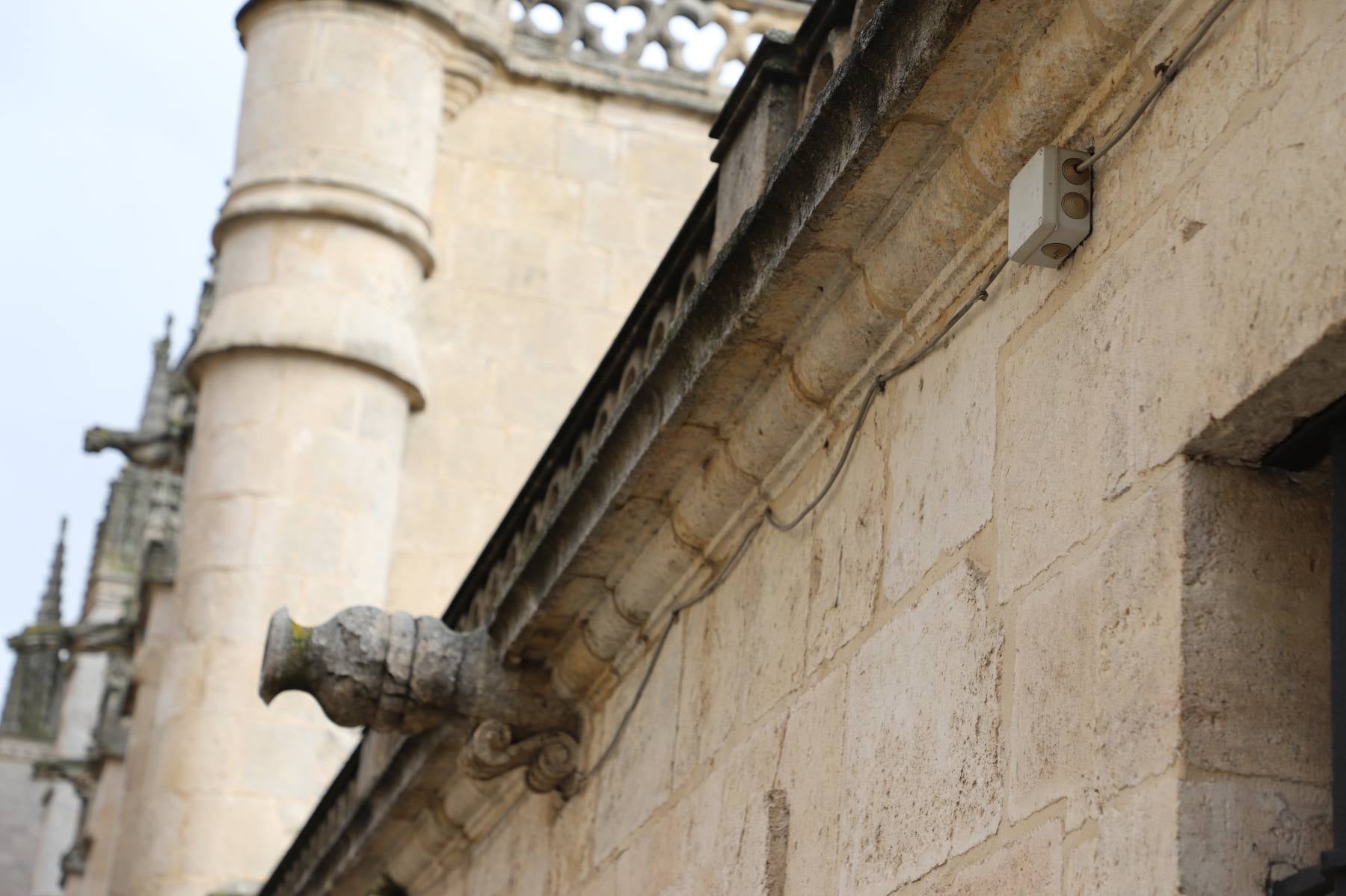 Fotos: Cables y registros eléctricos incumplen la normativa en la Catedral de Burgos