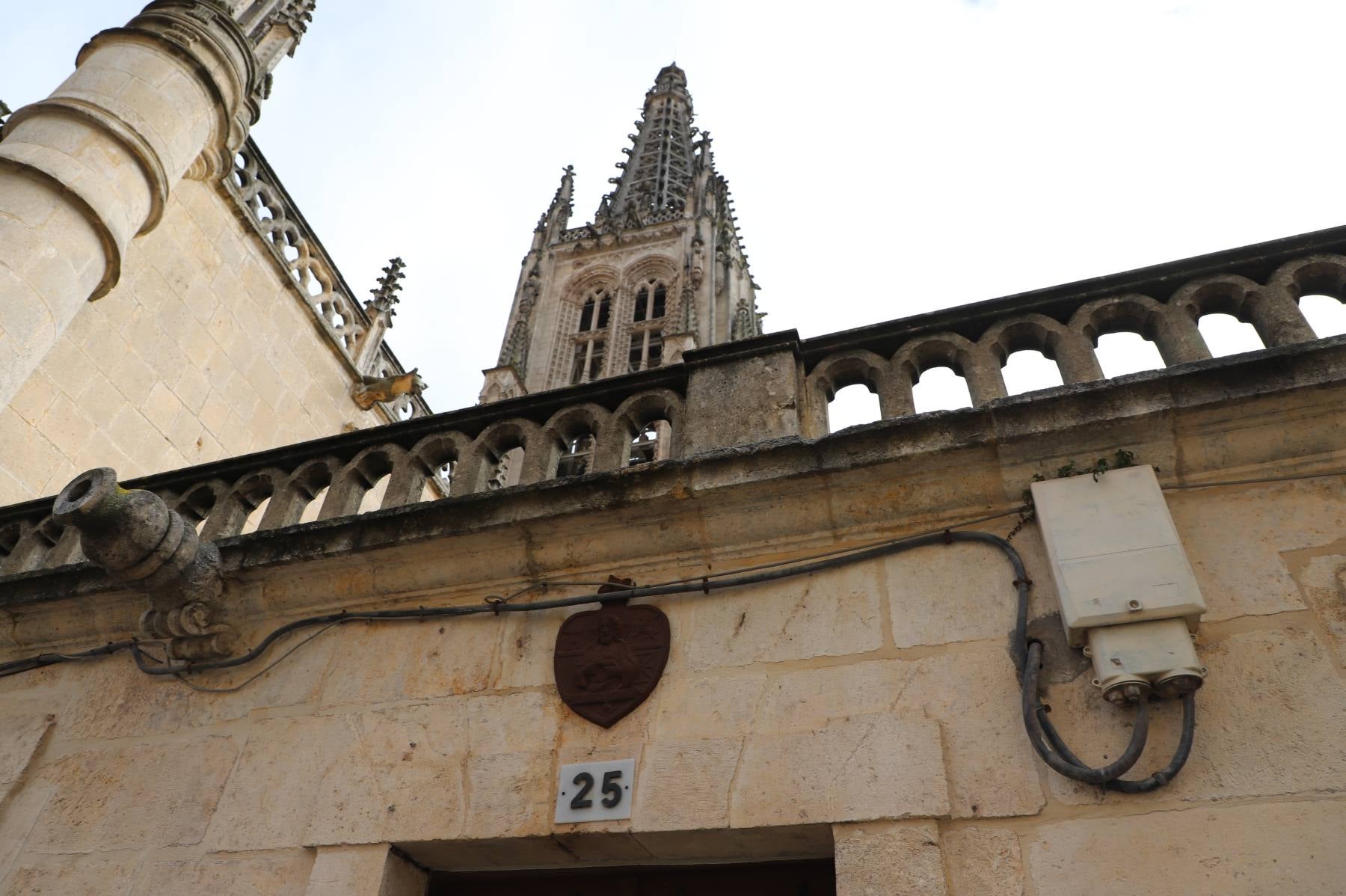 Fotos: Cables y registros eléctricos incumplen la normativa en la Catedral de Burgos