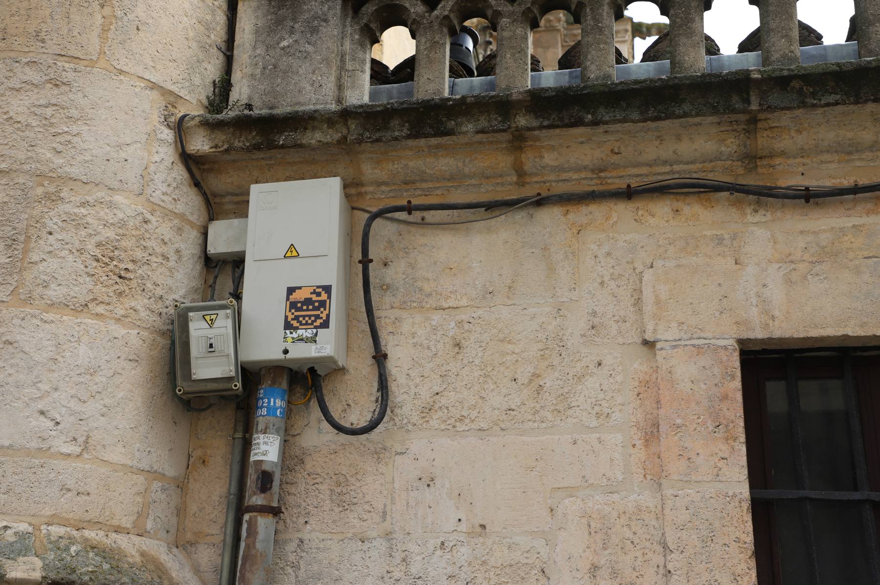 Fotos: Cables y registros eléctricos incumplen la normativa en la Catedral de Burgos