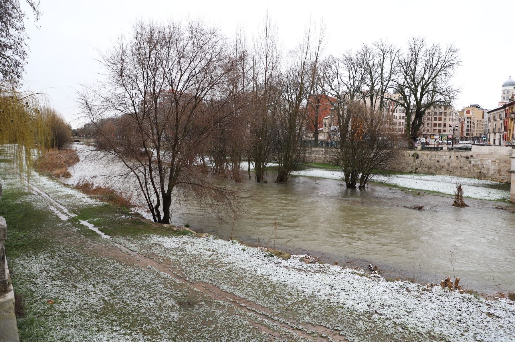 Fotos: Burgos amanece bajo una fina capa de nieve