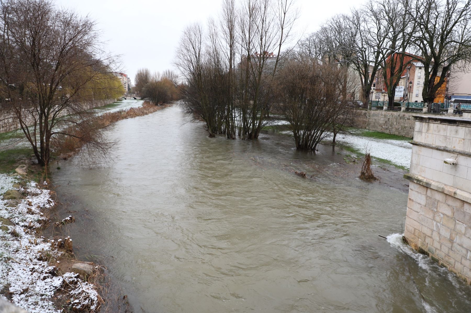 Fotos: Burgos amanece bajo una fina capa de nieve