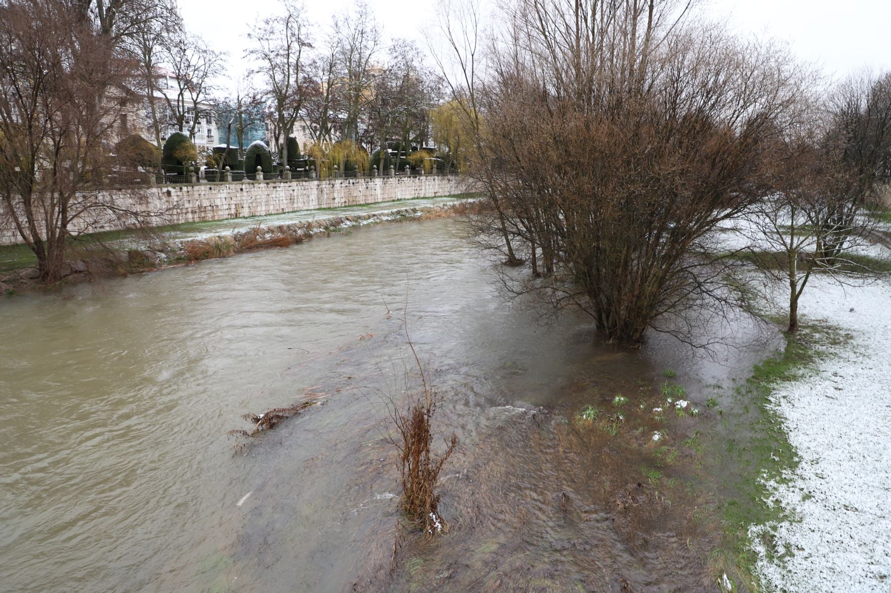 Fotos: Burgos amanece bajo una fina capa de nieve