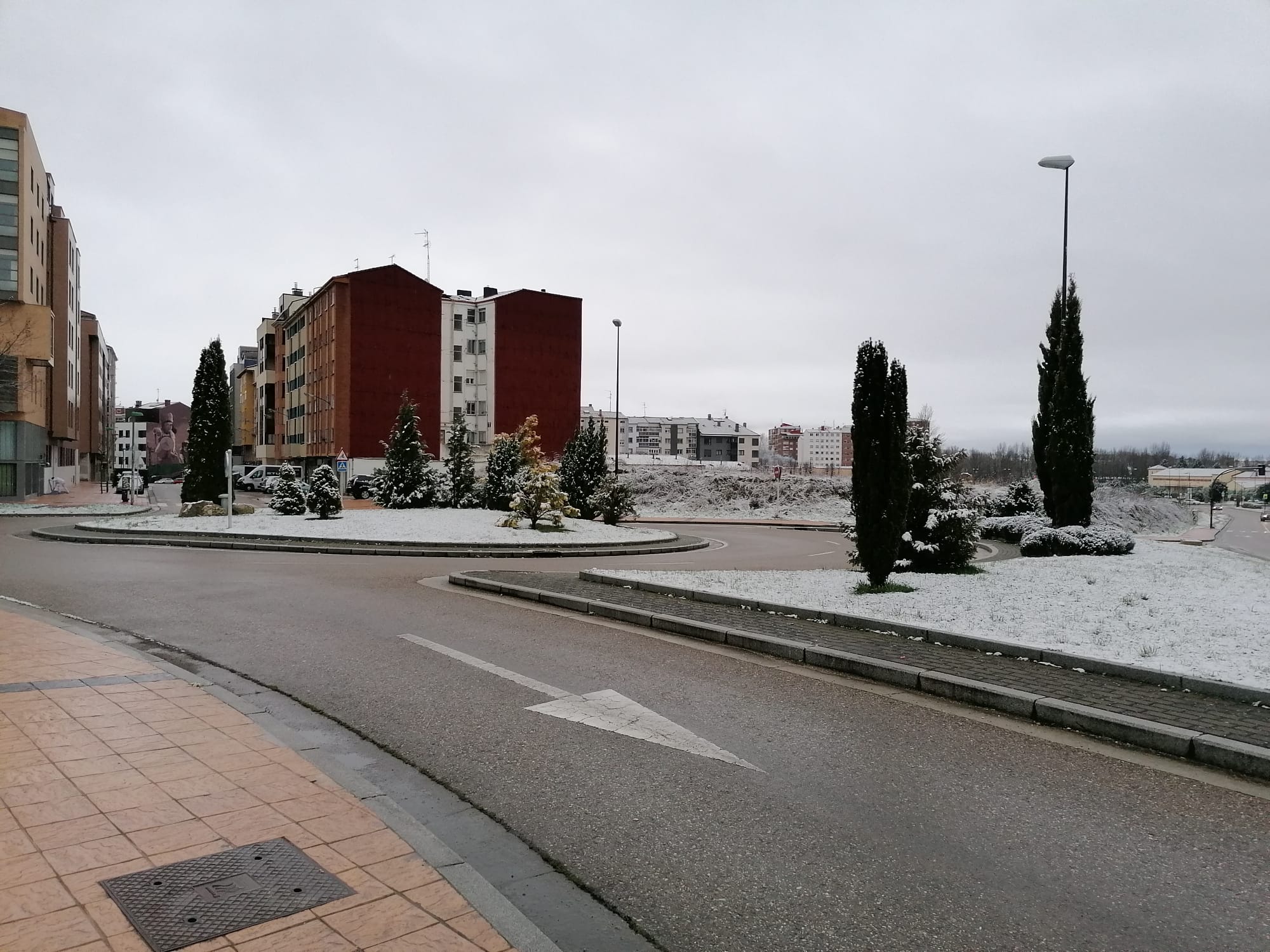 Fotos: Burgos amanece bajo una fina capa de nieve