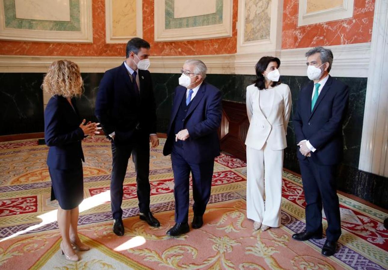 El presidente del Gobierno, Pedro Sánchez (2i) conversa con la presidenta del Congreso Meritxell Batet (i), el presidente del Tribunal Constitucional Juan José González Rivas (c), la presidenta del Senado, Pilar Llop (2d) y el presidente del Tribunal Supremo Carlos Lesmes (d).