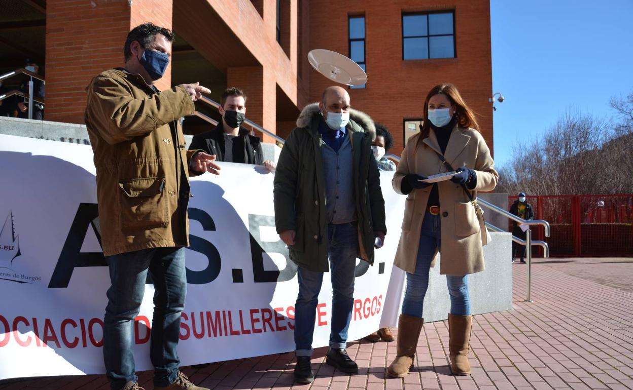 Los representantes del sector han arrojado platos frente a la Junta. 