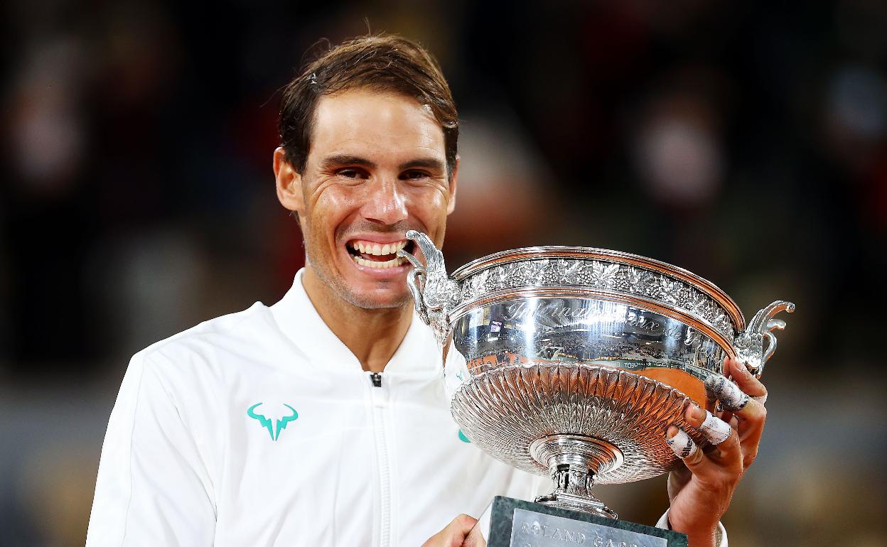 Rafa Nadal, tras conquistar su decimotercer título de Roland Garros. 