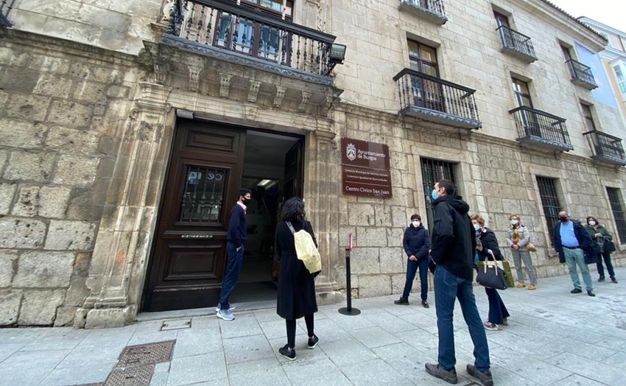 Colas esta mañana en la puerta del centro cívico de San Juan para cambiar la tarjeta del autobús.