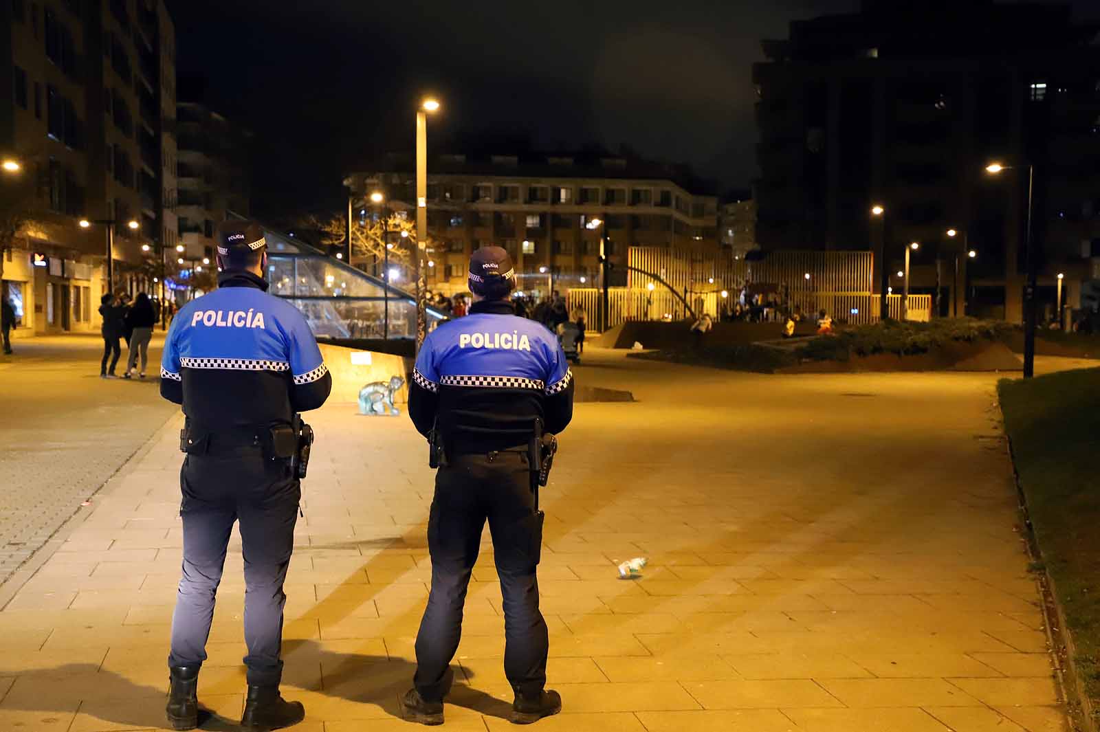 La presencia policial se ha intensificado ante la concentración de menores.