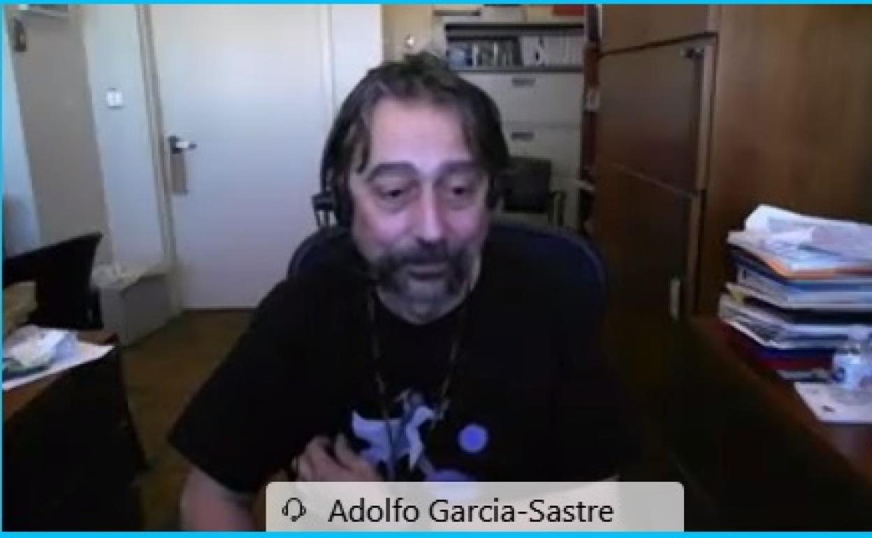 El virólogo Adolfo García-Sastre durante su intervencion en el encuentro. 