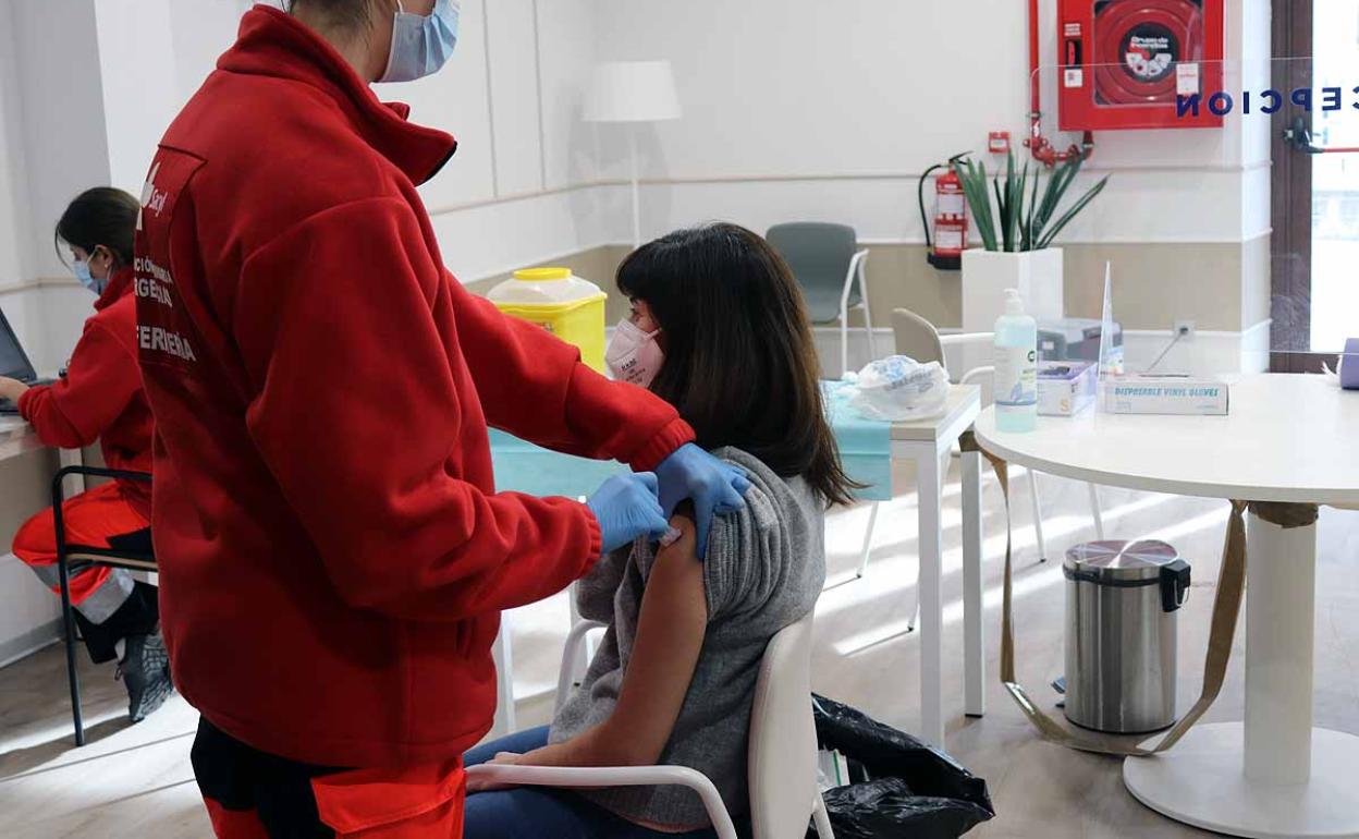 La trabajadora de una residencia de ancianos de Burgos recibe la vacuna frente a la covid-19. 