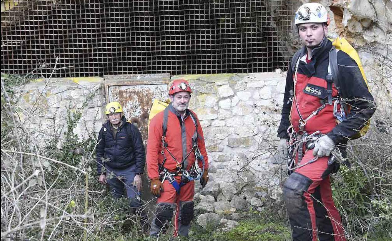 Fernando Pino (centro), presidente del Grupo Edelweiss, acompañado por dos miembros del grupo. 