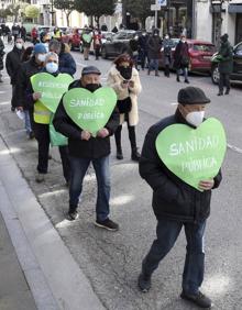 Imagen secundaria 2 - Un centenar de personas se manifiesta en Burgos en contra de la privatización de la Sanidad Pública