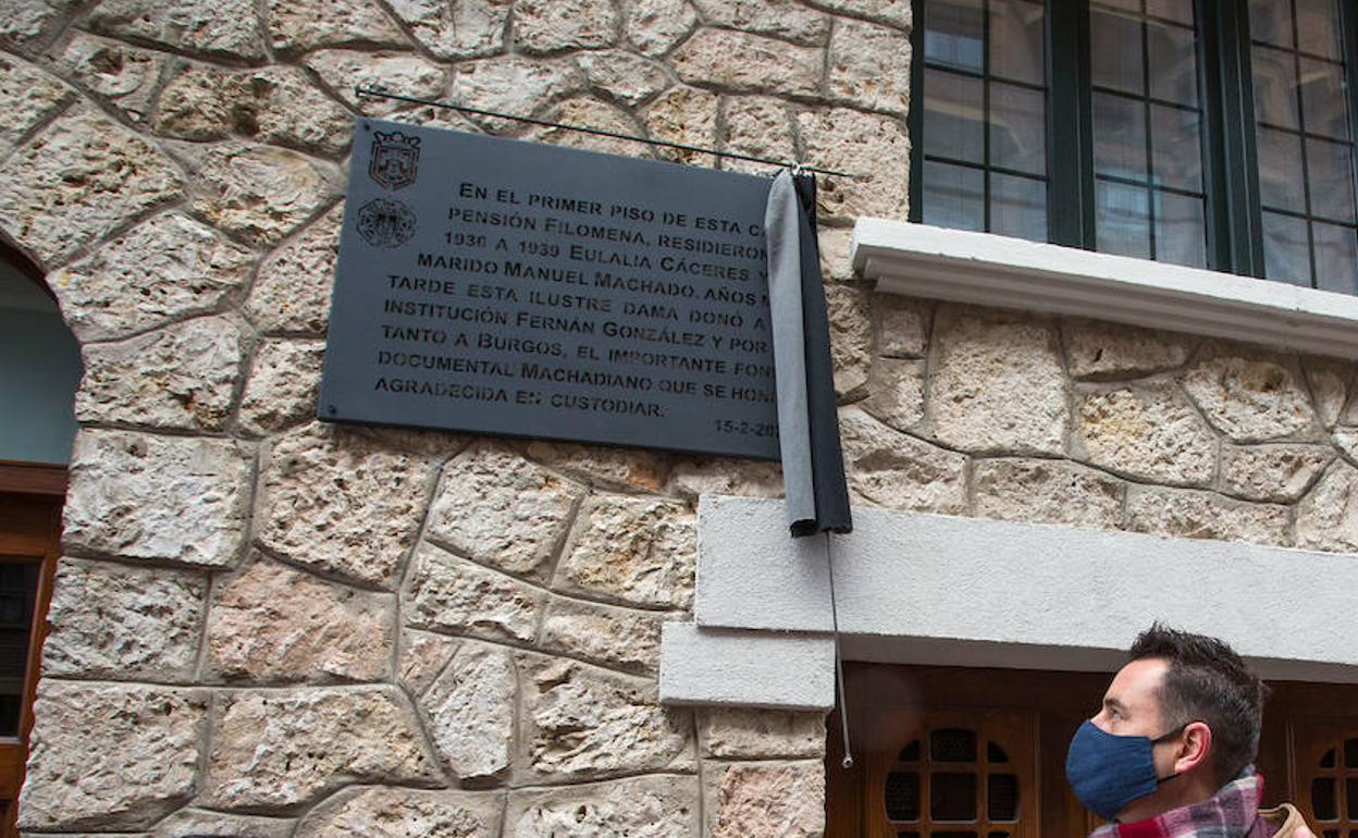 Acto de colocación de una placa conmemorativa a Eulalia Cáceres y Manuel Machado en Burgos. 