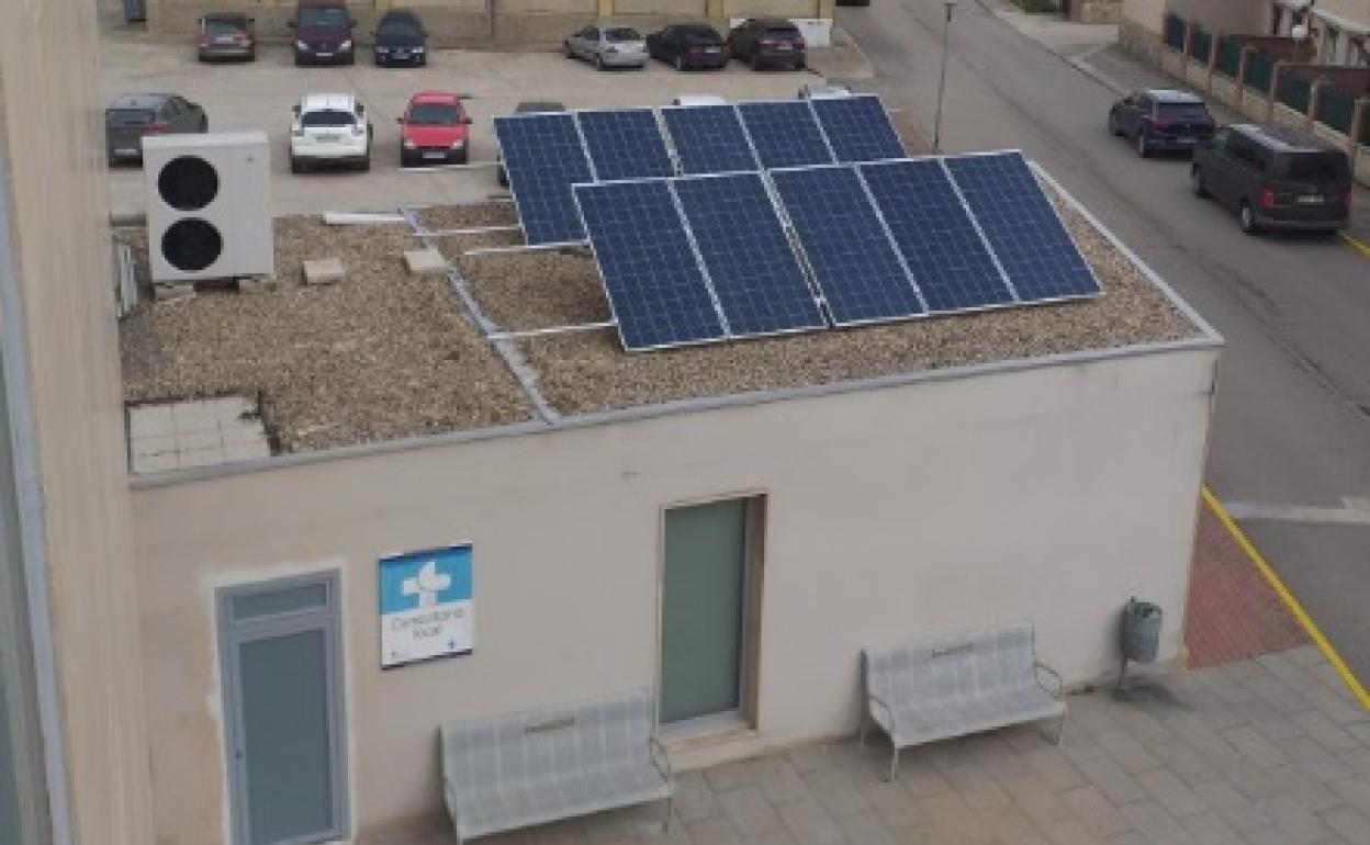 Las placas solares ya se observan en el centro cívico de Sotopalacios. 