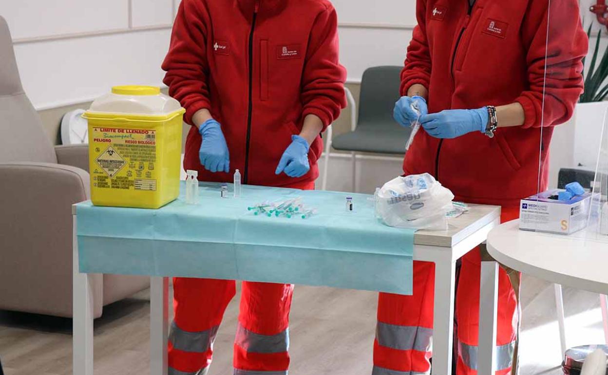 Dos sanitarias preparan las vacunas antes de ser administradas. 