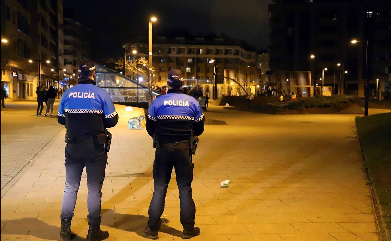 Dos policías locales controla el parque de Venerables este viernes por la noche.