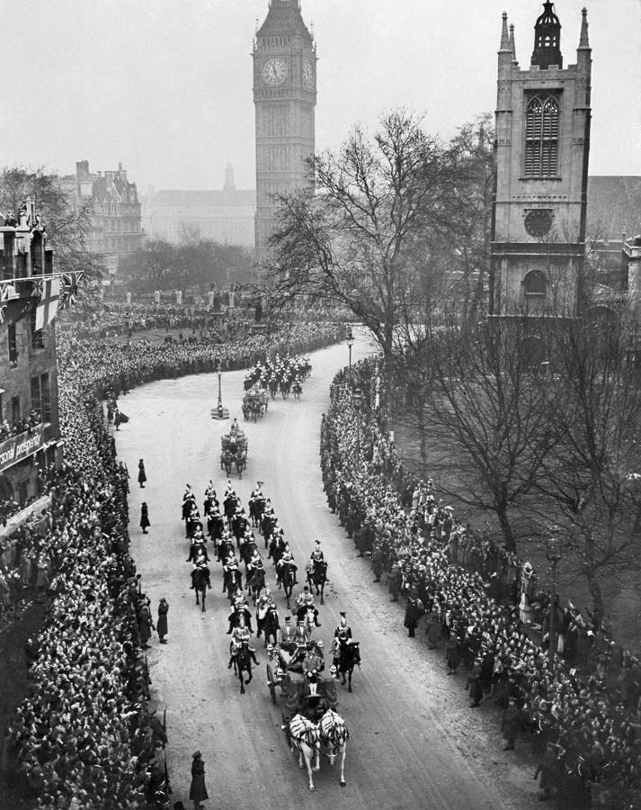 En esta foto de archivo tomada el 20 de noviembre de 1947, la reina Isabel II y su esposo, el príncipe Felipe son vitoreados por la multitud después de la ceremonia de su boda.