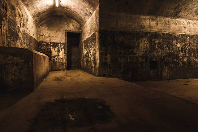 BÚNKER DEL PARQUE DEL CAPRICHO (MADRID) | El refugio -de 2.000 metros cuadrados, situado a 15 metros bajo tierra y capaz de resistir bombas de hasta 100 kilos- fue construido en el parque alrededor de 1937, aprovechando su situación lejano al frente de guerra, sus buenas comunicaciones y el arbolado propicio para el camuflaje. 