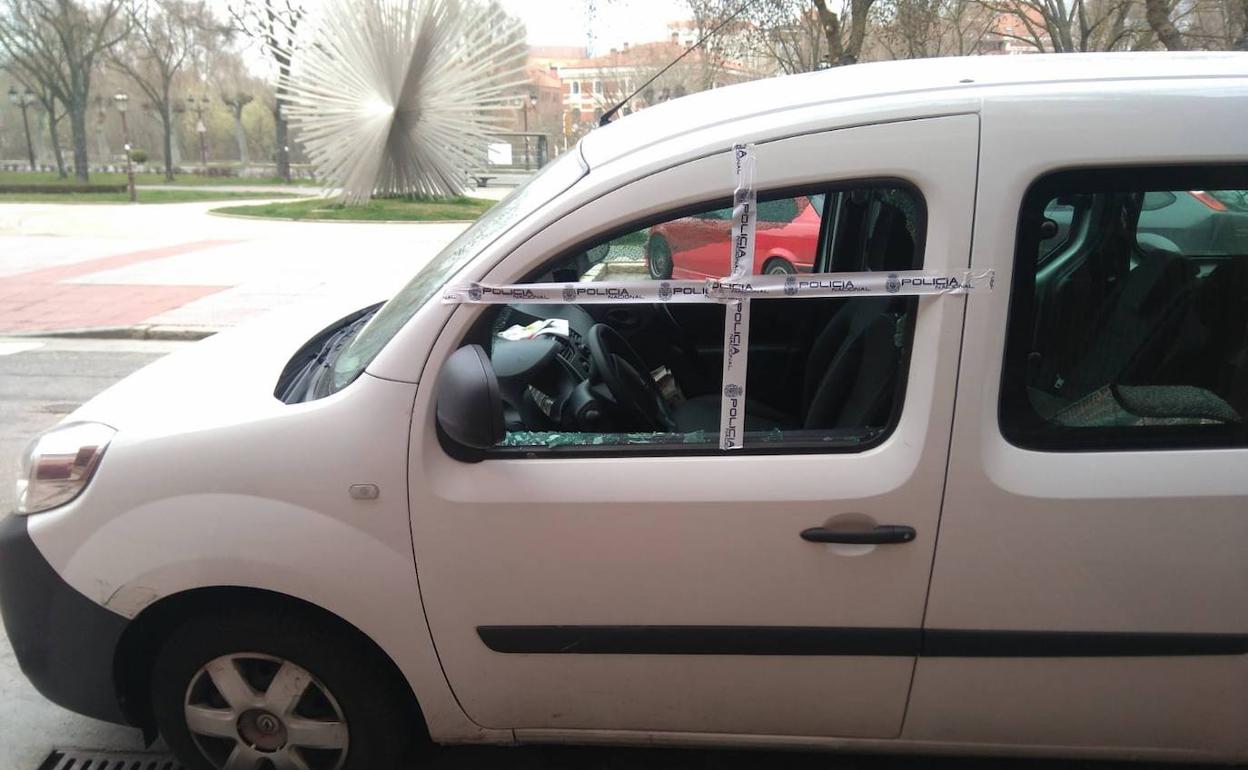 Uno de los vehiculos afectados en el paseo del Empecinado la noche del miércoles.