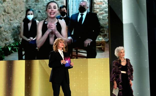 Imagen principal - Arriba, Patricia López Arnaiz recibe el Goya a la mejor actriz de manos de Emma Suárez y Marisa Paredes. Debajo, José Coronado entrega el galardón a mejor actor protagonista a Mario Casas; Alberto San Juan recibe el premio al mejor actor de reparto por 'Sentimental'.