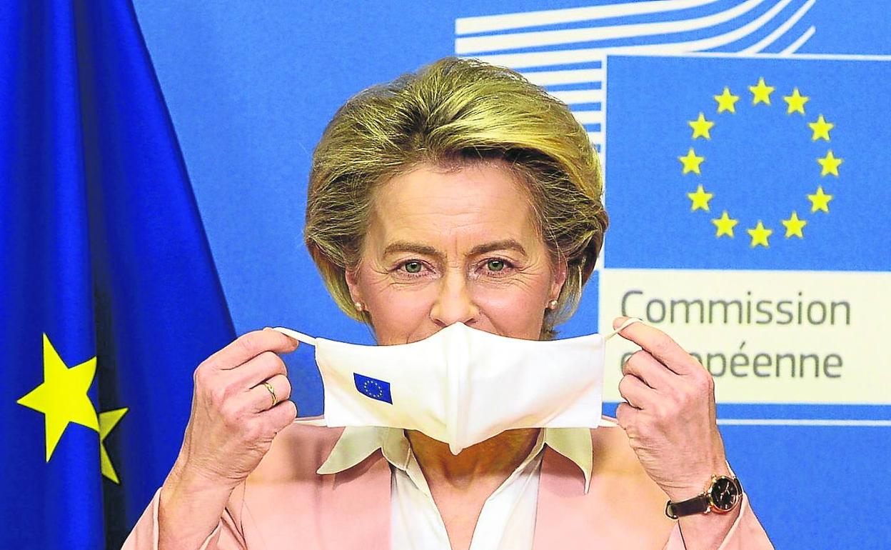 La presidenta de la Comisión Europea, Ursula Von der Leyen, anrtes de una comparecencia pública.