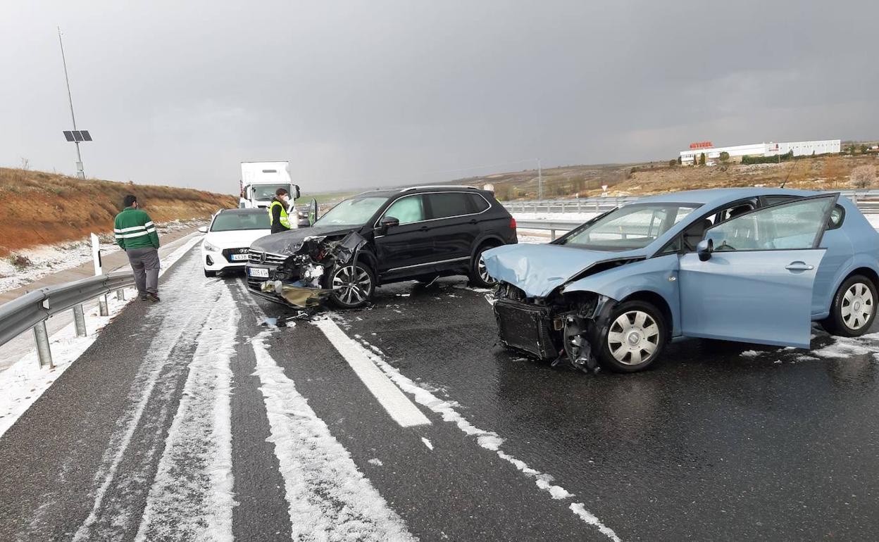 Estado de dos de los turismos que han colisiondo en Pardilla.