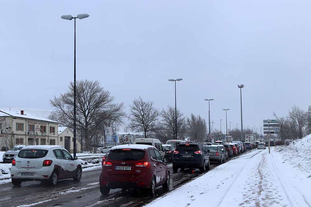 Fotos: La nieve imprevista ha provocado algunos atascos en Burgos