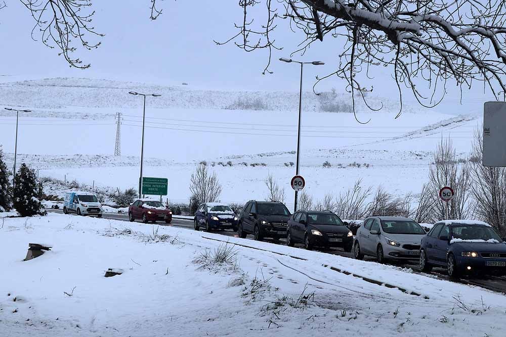 Fotos: La nieve imprevista ha provocado algunos atascos en Burgos