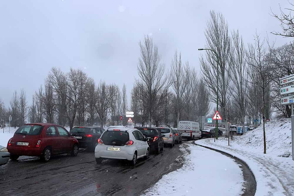 Fotos: La nieve imprevista ha provocado algunos atascos en Burgos