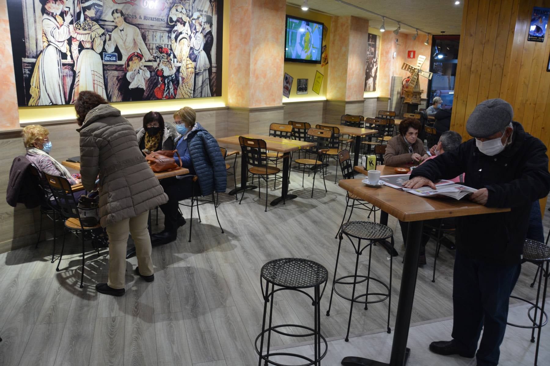 Fotos: Los hosteleros y los centros comerciales reabren su interior