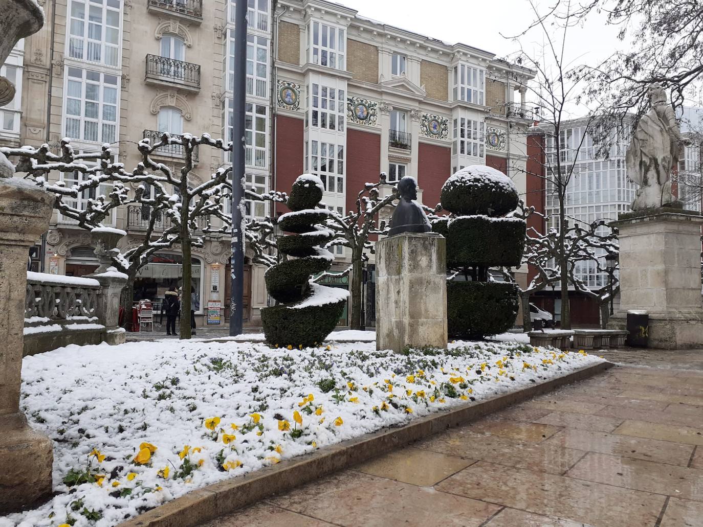 Fotos: La nieve toma el centro de Burgos