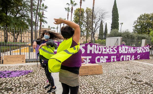 Imagen principal - Arriba. Baile de dos feministas en una concentración en Sevilla; Debajo. Pedro Sánchez e Irene Montero, en un acto institucional; El mural de Ciudad Lineal vandalizado.