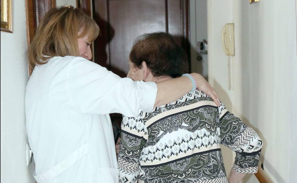 Imagen de archivo de una trabajadora del servicio de ayuda a domicilio. 