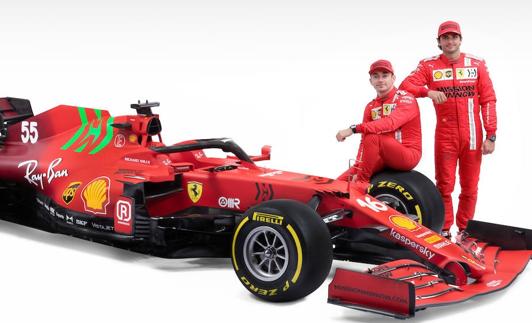 Charles Leclerc y Carlos Sainz posan con el SF21 de Ferrari. 