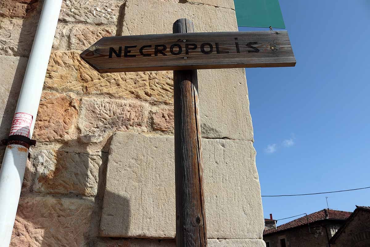 Cartel indicando la ubicación de la necrópolis en Regumiel de la Sierra. 