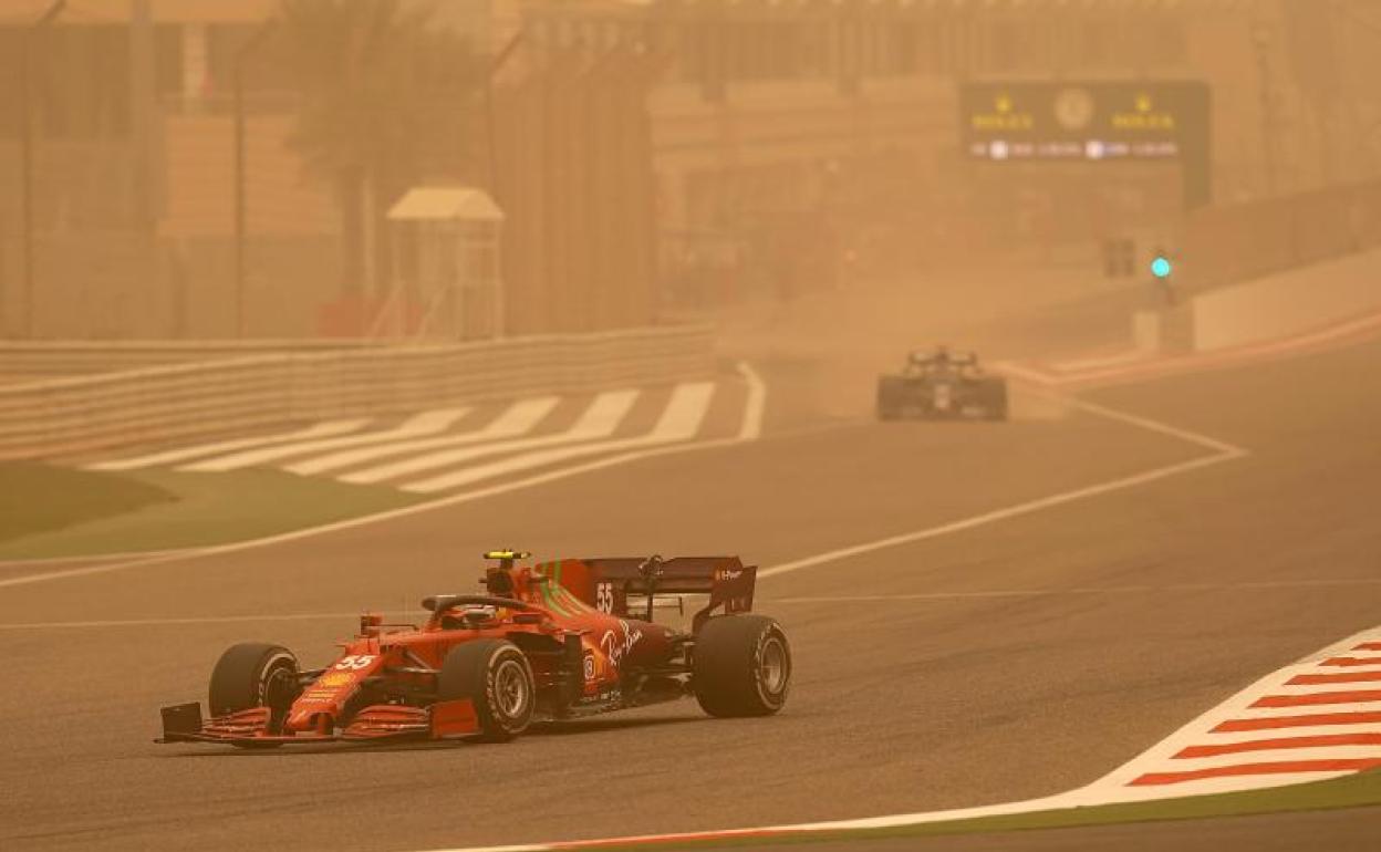 Carlos Sainz, bajo la tormenta de arena en el circuito de Baréin. 