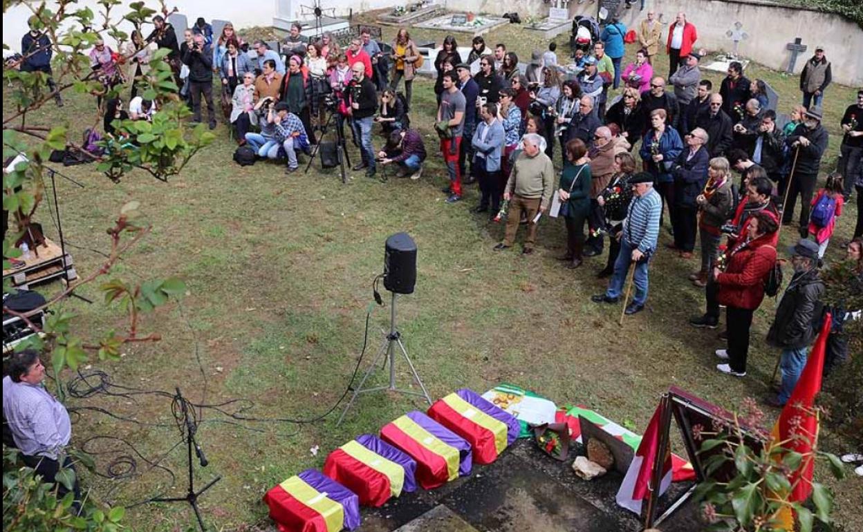 La asociación hace un homenaje anual a los presos del penal, con entrega de restos identificados si es posible.