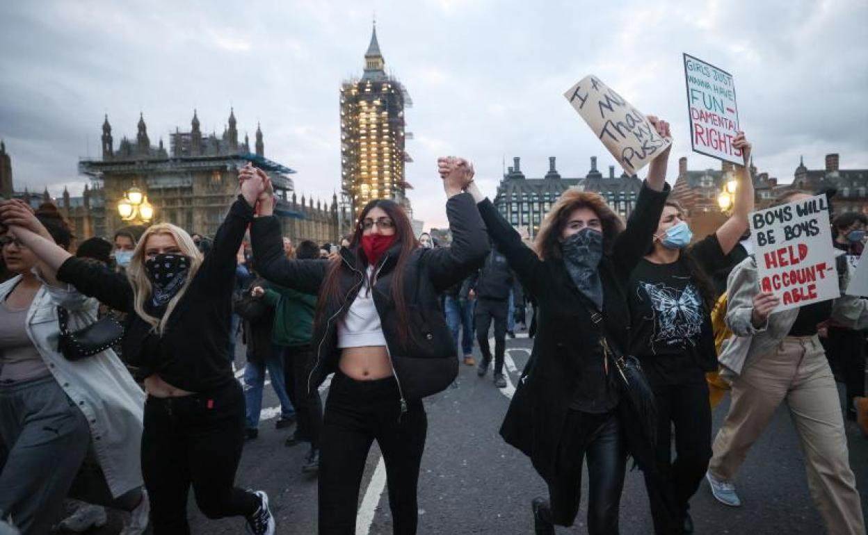 Numerosas mujeres se congregaron este lunes ante el Parlamento.