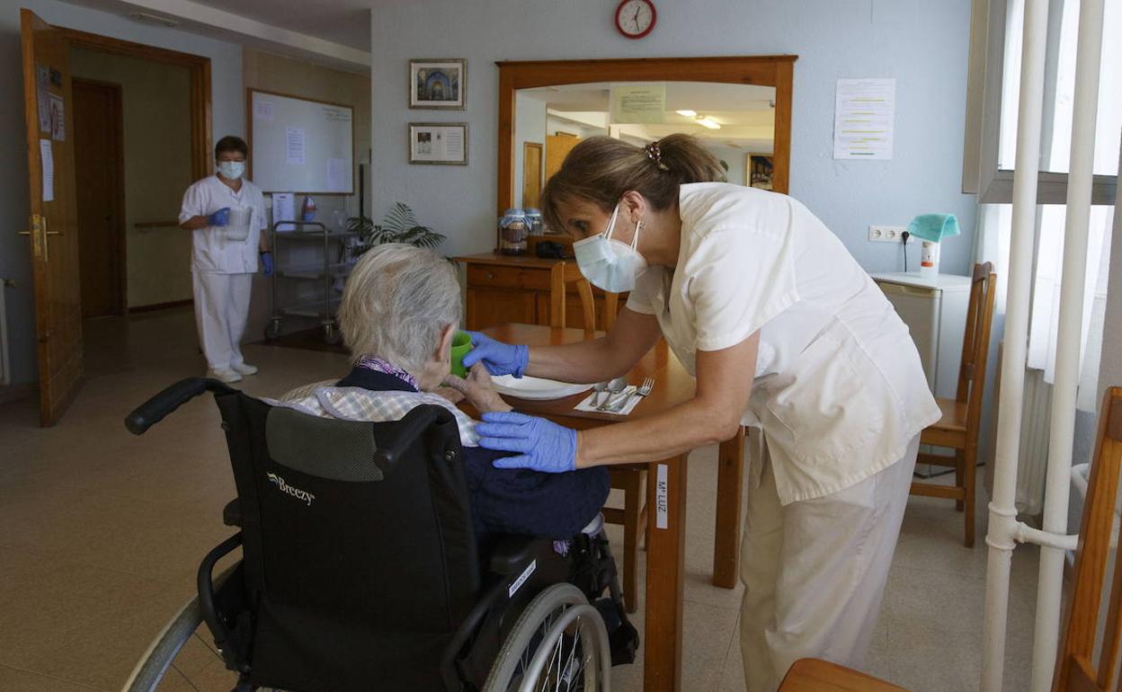 Atención a mayores en la residencia de la Beneficencia. 