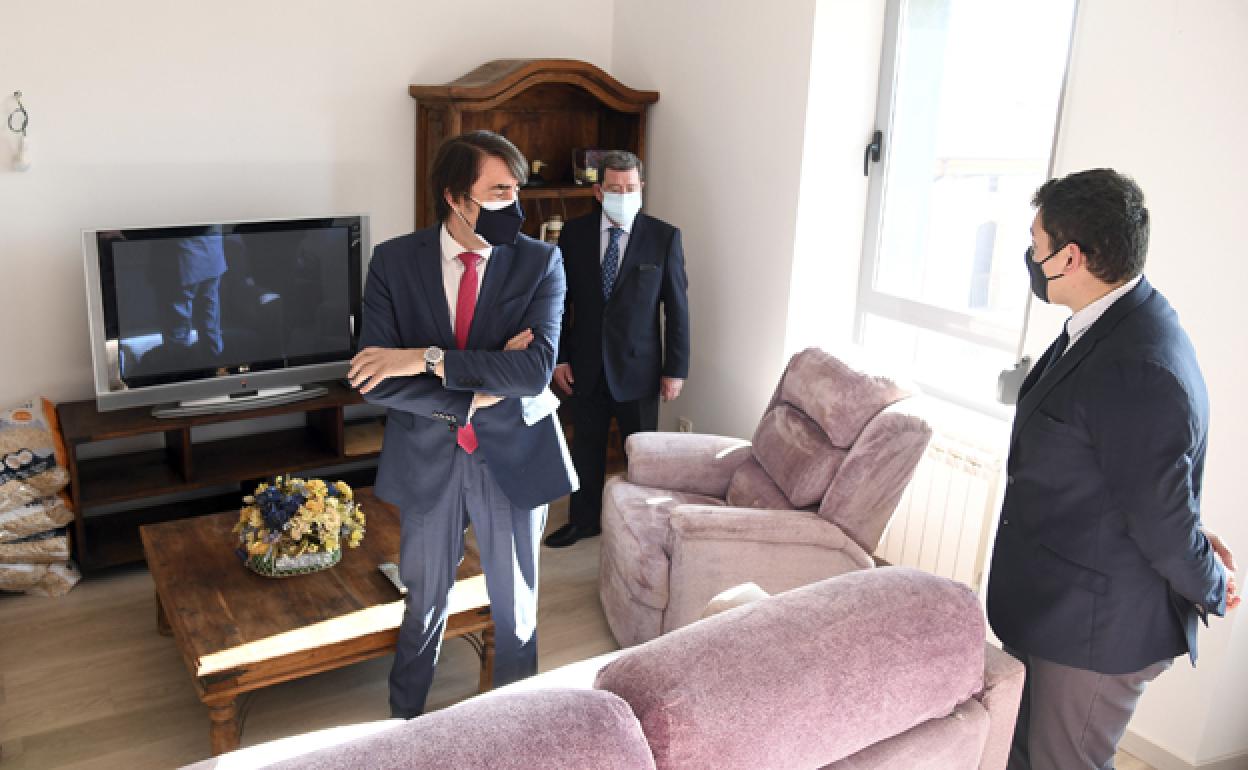 El consejero de Fomento y Medio Ambiente, Juan Carlos Suárez-Quiñones (I), y el presidente de la Diputación de Burgos, César Rico (C), acompañados por el alcalde de Villasandino, Miguel Mediavilla (D) visitan la vivienda en Villasandino. 