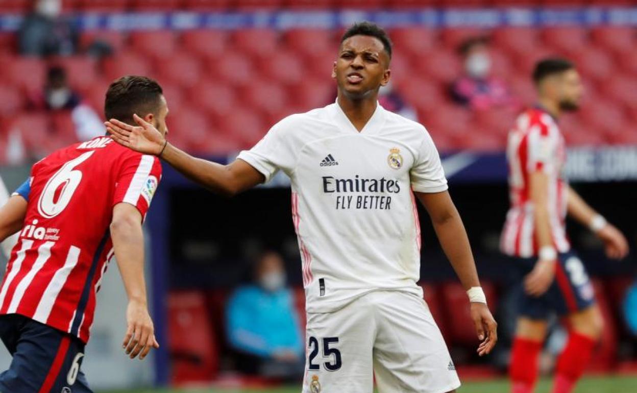 Rodrygo Goes, en un lance del derbi ante el Atlético. 