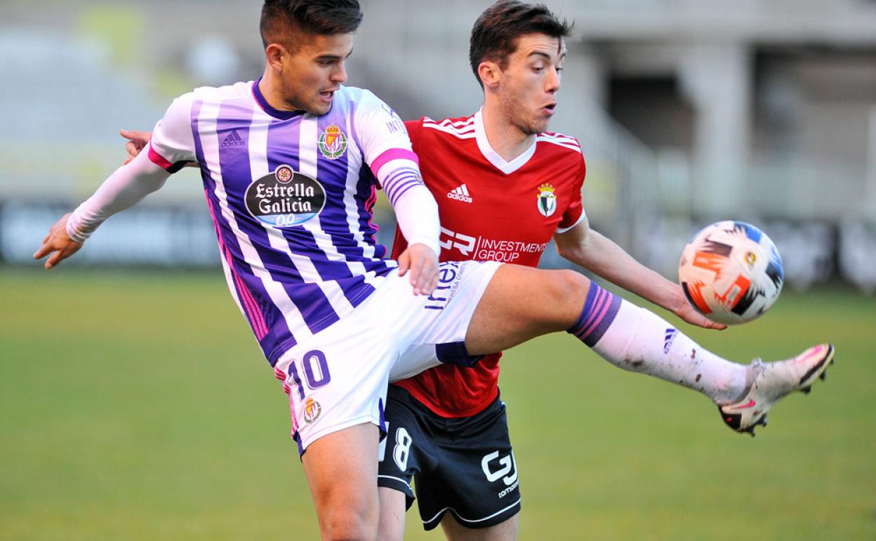 Córdoba, luchando por la pelota con un jugador del Real Valladolid Promesas. 