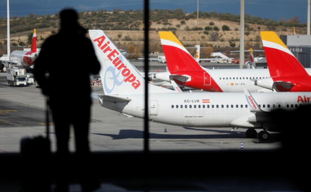 Un pasajero en el aeropuerto Adolfo Suárez-Barajas 