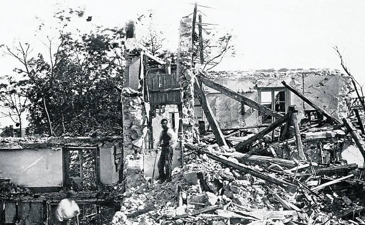 Imagen de 1871, de las ruinas en el barrio parisino de Auteuil.