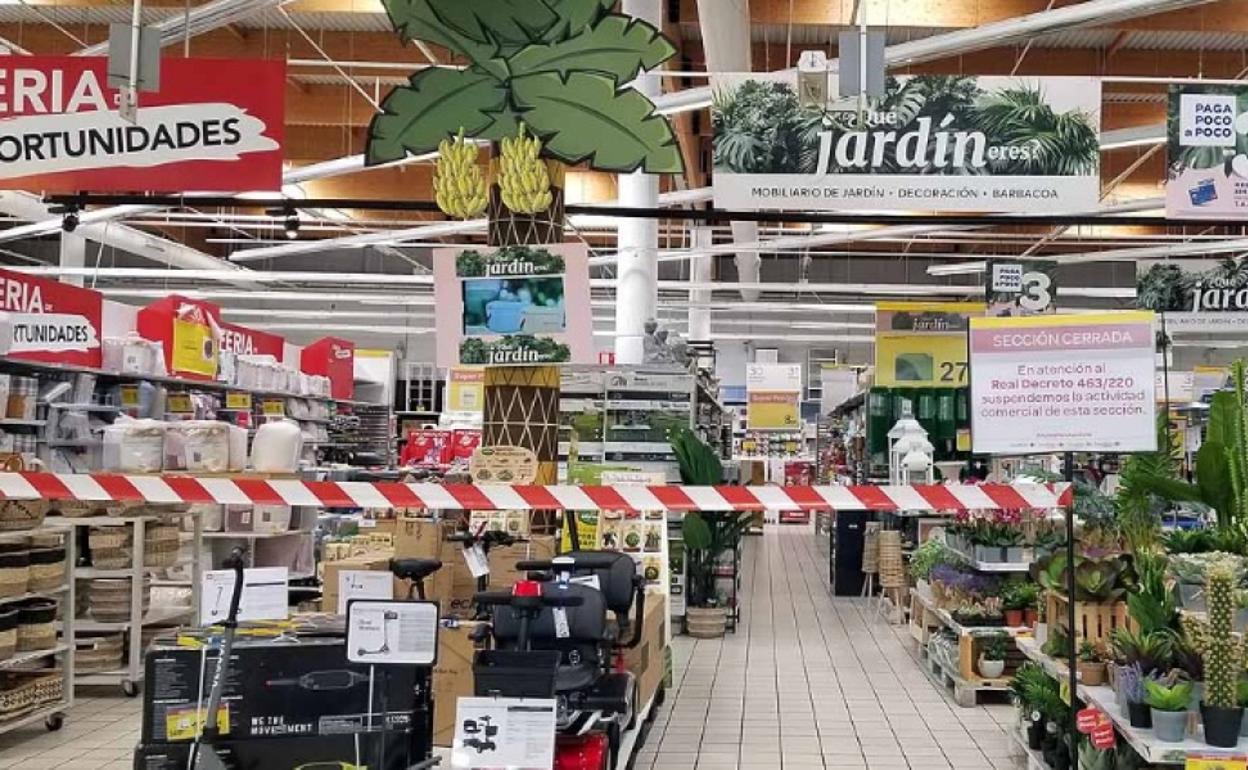 Supermercado en Burgos con secciones precintadas durante las restricciones por la pandemia de la covid-19.