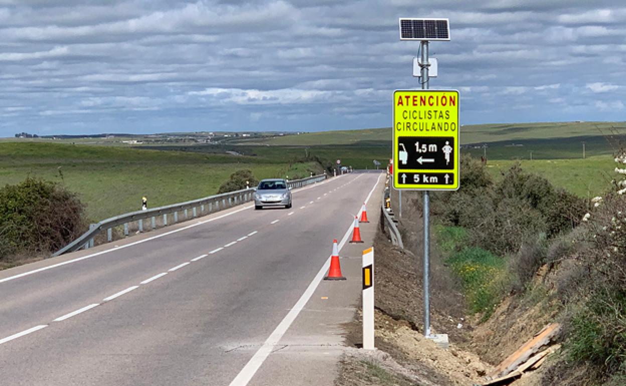 Ssistema de balizamiento y señalización que busca la seguridad del ciclista en la carretera. 