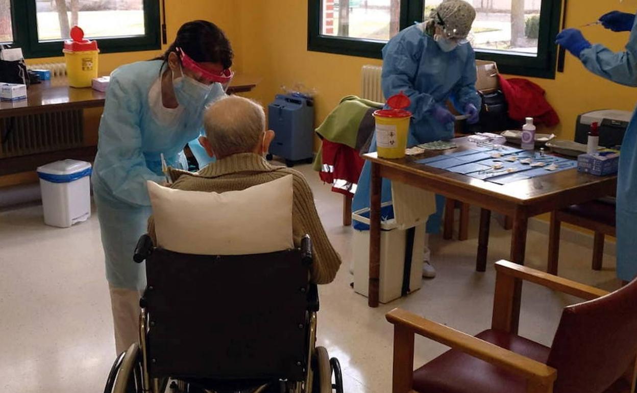 Vacunación de los internos en una residencia de Cuéllar, Segovia.