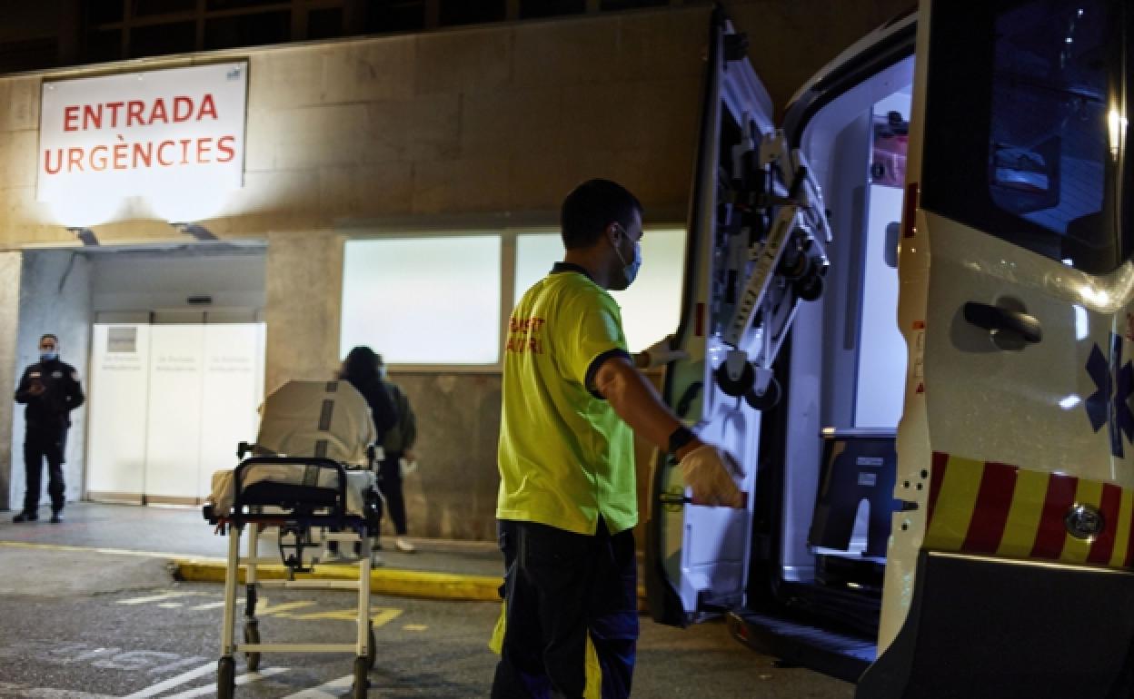 Entrada del Servicio de Urgencias de Hospital Clínico. 