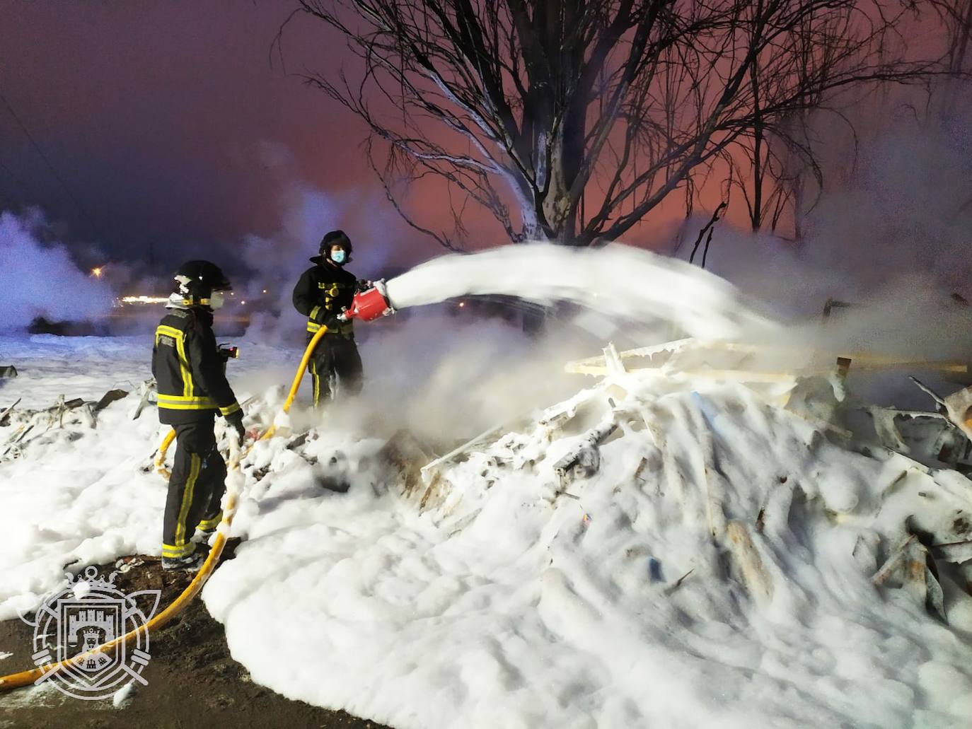 Los Bomberos de Burgos sofocan un incendio en el poblado de El Encuentro.