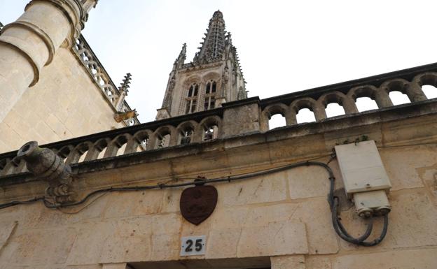 Cultura solicita informes sobre el cableado de la Catedral, la Real y Antigua y el Arco de Santa María